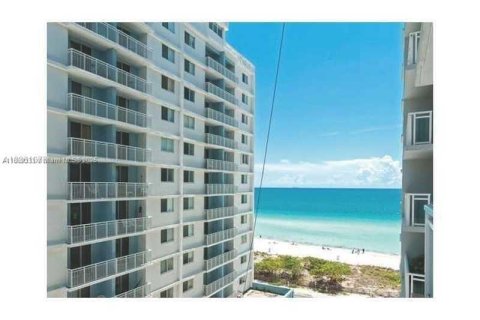 Condo in Miami Beach, Florida, 1 bedroom  № 2021362 - photo 21