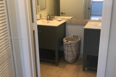 Condo in Miami Beach, Florida, 1 bedroom  № 2021362 - photo 13