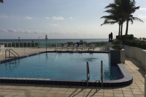 Condo in Miami Beach, Florida, 1 bedroom  № 2021362 - photo 18