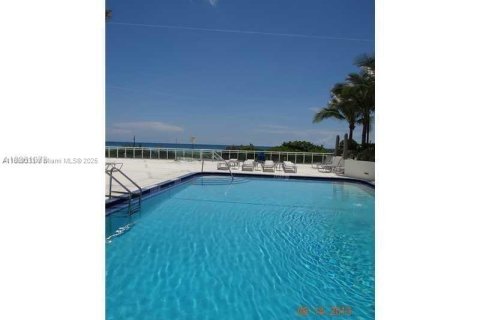 Condo in Miami Beach, Florida, 1 bedroom  № 2021362 - photo 17