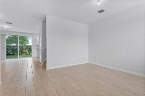 Townhouse in Homestead, Florida 3 bedrooms, 120.96 sq.m. № 1715034 - photo 9