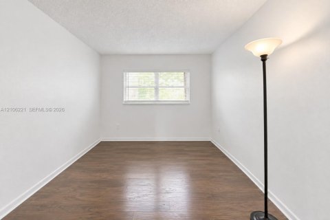 Touwnhouse à vendre à Miami Shores, Floride: 3 chambres, 129.51 m2 № 2414719 - photo 18