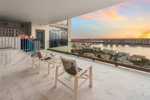 Condominio en venta en Sunny Isles Beach, Florida, 3 dormitorios, 243.03 m2 № 1697692 - foto 1