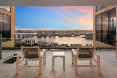 Condominio en venta en Sunny Isles Beach, Florida, 3 dormitorios, 243.03 m2 № 1697692 - foto 2