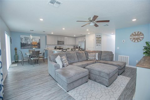 House in Auburndale, Florida 4 bedrooms, 146.41 sq.m. № 2092460 - photo 3