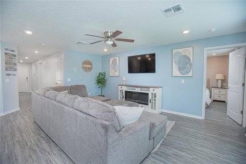 House in Auburndale, Florida 4 bedrooms, 146.41 sq.m. № 2092460 - photo 7