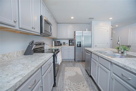 House in Auburndale, Florida 4 bedrooms, 146.41 sq.m. № 2092460 - photo 4