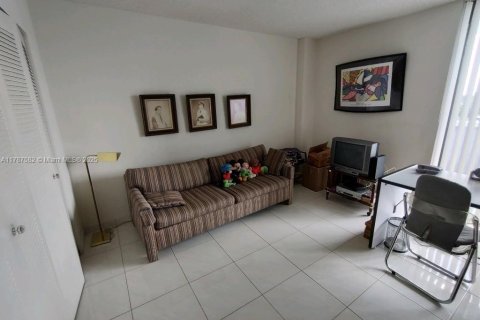 Condo in Aventura, Florida, 2 bedrooms № 1940791 - photo 4