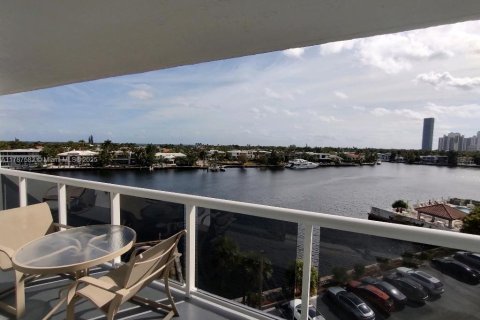 Condo in Aventura, Florida, 2 bedrooms № 1940791 - photo 10