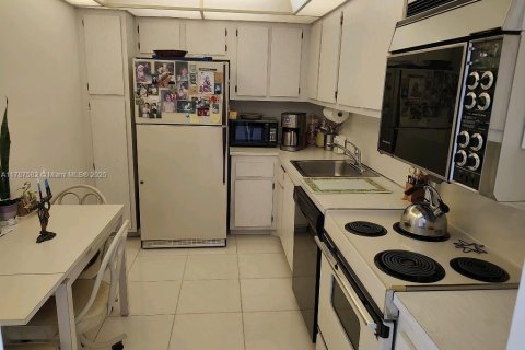 Condo in Aventura, Florida, 2 bedrooms № 1940791 - photo 3
