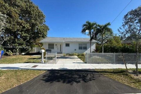 House in Miami, Florida 3 bedrooms, 116.96 sq.m. № 2035822