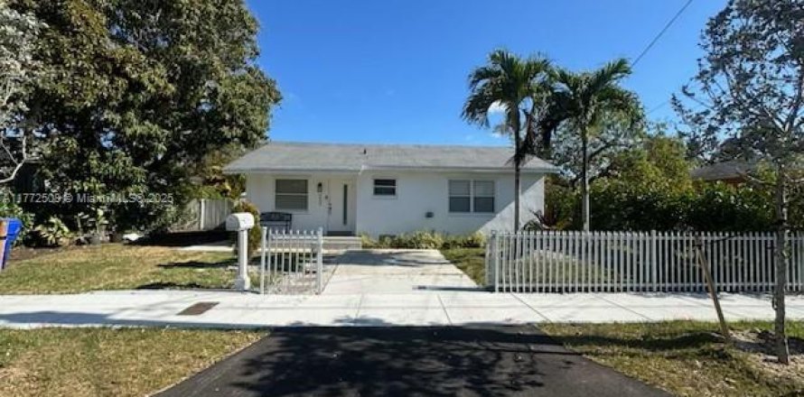 House in Miami, Florida 3 bedrooms, 116.96 sq.m. № 2035822