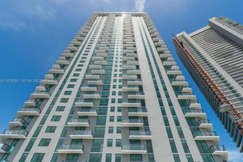 Copropriété à louer à Miami, Floride: 2 chambres, 100.71 m2 № 2080513 - photo 2