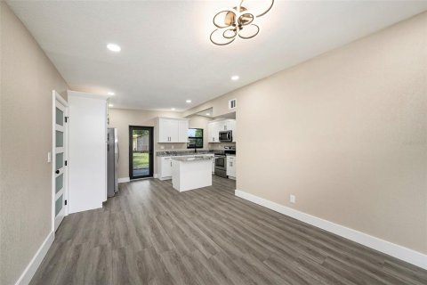 House in Tampa, Florida 3 bedrooms, 101.73 sq.m. № 1878203 - photo 5