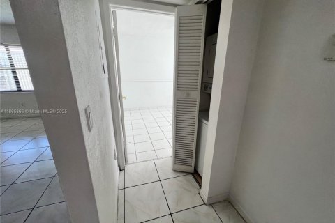 Copropriété à louer à Hialeah, Floride: 2 chambres, 69.68 m2 № 1897174 - photo 12