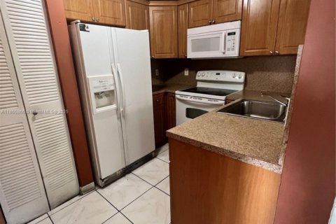 Copropriété à louer à Hialeah, Floride: 2 chambres, 69.68 m2 № 1897174 - photo 6