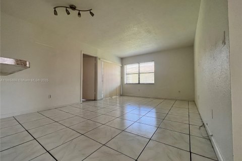 Copropriété à louer à Hialeah, Floride: 2 chambres, 69.68 m2 № 1897174 - photo 2