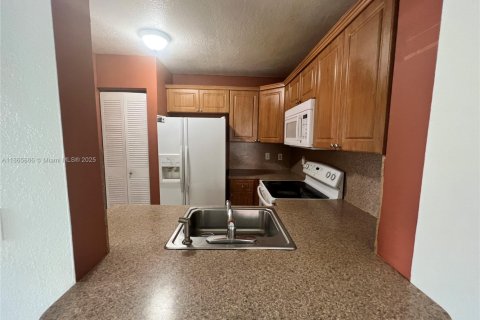 Copropriété à louer à Hialeah, Floride: 2 chambres, 69.68 m2 № 1897174 - photo 4