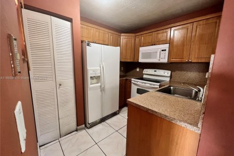 Copropriété à louer à Hialeah, Floride: 2 chambres, 69.68 m2 № 1897174 - photo 3