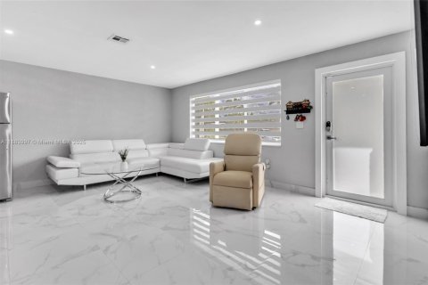 Casa en alquiler en Homestead, Florida, 4 dormitorios, 111.48 m2 № 1930177 - foto 5