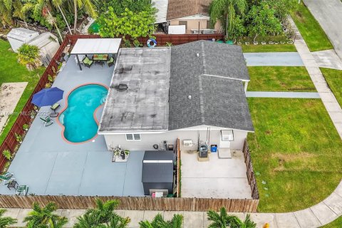 Casa en alquiler en Homestead, Florida, 4 dormitorios, 111.48 m2 № 1930177 - foto 1