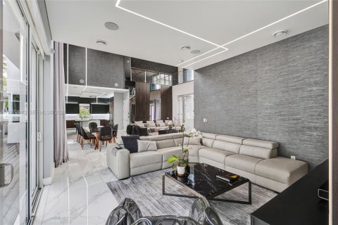 Снять в аренду виллу или дом в Дорал, Флорида 5 спален, 356.84м2, № 2046334 - фото 12