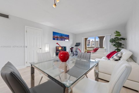 Copropriété à vendre à Miami, Floride: 1 chambre, 66.15 m2 № 2066276 - photo 2