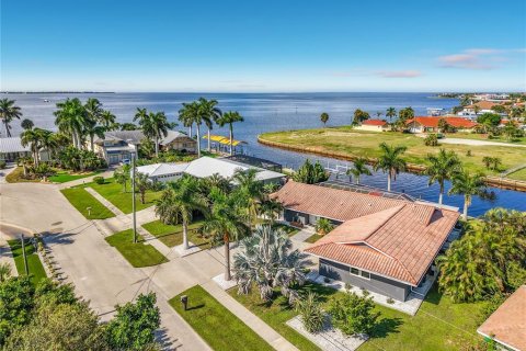 House in Port Charlotte, Florida 4 bedrooms, 226.5 sq.m. № 2314345