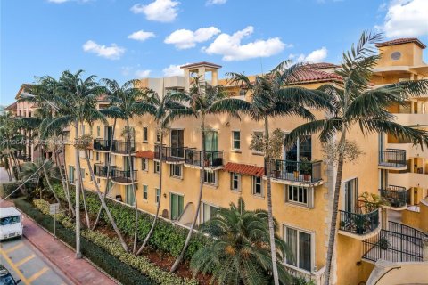 Condominio en alquiler en Surfside, Florida, 1 dormitorio, 67.82 m2 № 2025694 - foto 2