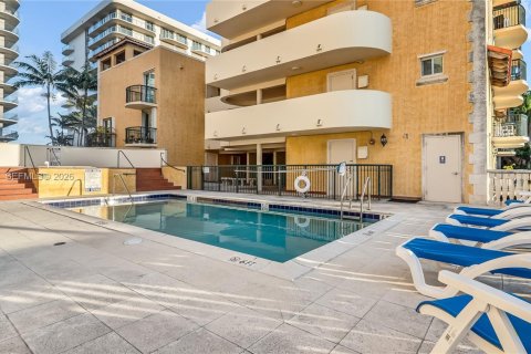 Condominio en alquiler en Surfside, Florida, 1 dormitorio, 67.82 m2 № 2025694 - foto 19