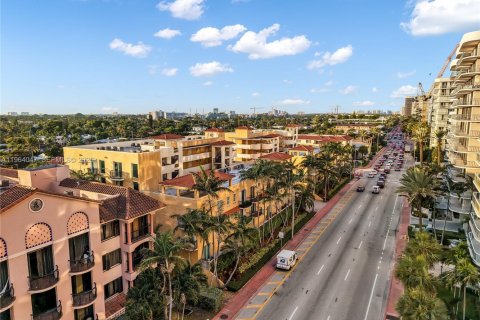 Condominio en alquiler en Surfside, Florida, 1 dormitorio, 67.82 m2 № 2025694 - foto 3