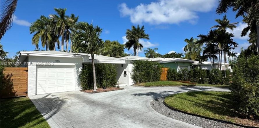 Дом в Холливуд, Флорида 3 спальни, 141.21м2 № 2046308