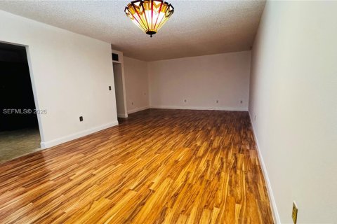 Copropriété à louer à North Miami Beach, Floride: 2 chambres, 130.06 m2 № 2421076 - photo 6