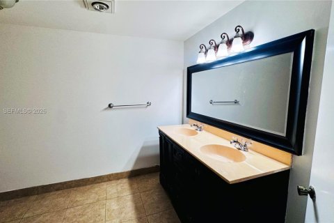 Copropriété à louer à North Miami Beach, Floride: 2 chambres, 130.06 m2 № 2421076 - photo 8