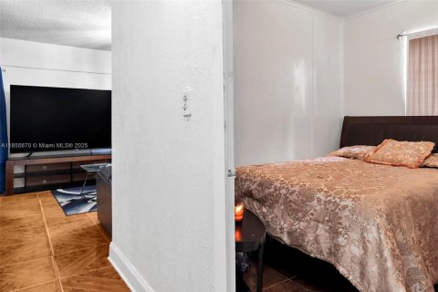 House in Miami Gardens, Florida 4 bedrooms, 112.97 sq.m. № 1878599 - photo 15