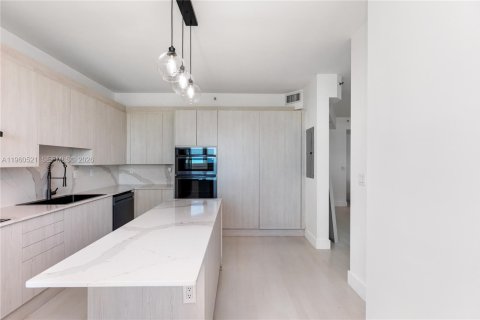 Condominio en venta en Miami Beach, Florida, 1 dormitorio, 107.77 m2 № 2027643 - foto 13