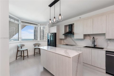 Condominio en venta en Miami Beach, Florida, 1 dormitorio, 107.77 m2 № 2027643 - foto 11