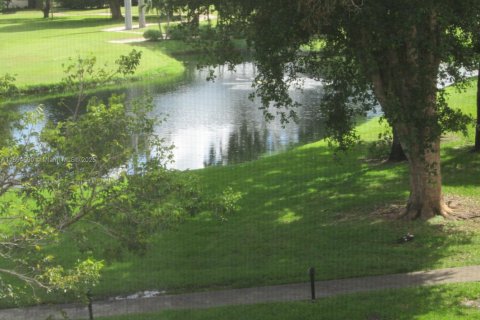 Condo in Pembroke Pines, Florida, 2 bedrooms  № 2019717 - photo 18
