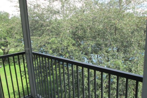 Condo in Pembroke Pines, Florida, 2 bedrooms  № 2019717 - photo 15