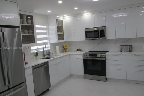 Condo in Pembroke Pines, Florida, 2 bedrooms  № 2019717 - photo 5