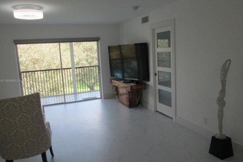 Condo in Pembroke Pines, Florida, 2 bedrooms  № 2019717 - photo 11
