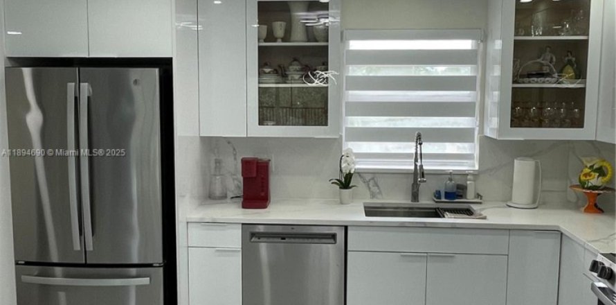 Condo in Pembroke Pines, Florida, 2 bedrooms  № 2019717