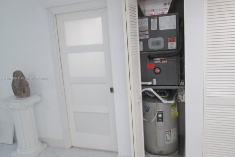 Condo in Pembroke Pines, Florida, 2 bedrooms  № 2019717 - photo 10