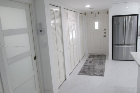 Condo in Pembroke Pines, Florida, 2 bedrooms  № 2019717 - photo 7