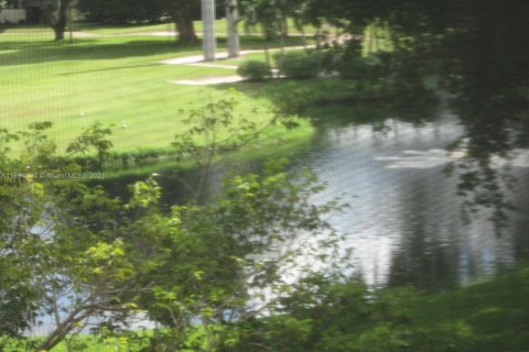 Condo in Pembroke Pines, Florida, 2 bedrooms  № 2019717 - photo 17
