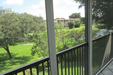 Condo in Pembroke Pines, Florida, 2 bedrooms  № 2019717 - photo 13