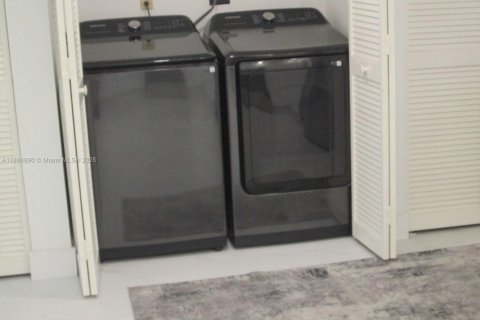 Condo in Pembroke Pines, Florida, 2 bedrooms  № 2019717 - photo 9