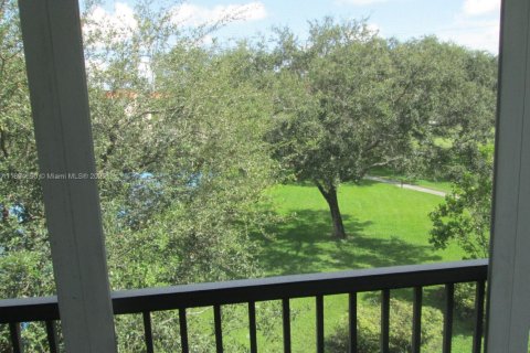 Condo in Pembroke Pines, Florida, 2 bedrooms  № 2019717 - photo 14