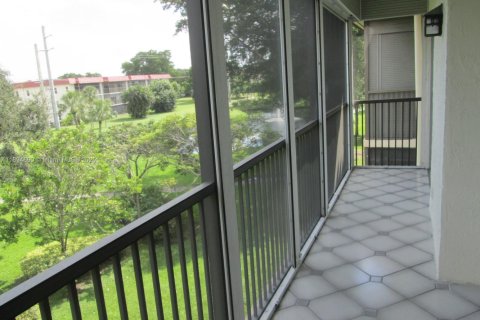 Condo in Pembroke Pines, Florida, 2 bedrooms  № 2019717 - photo 12