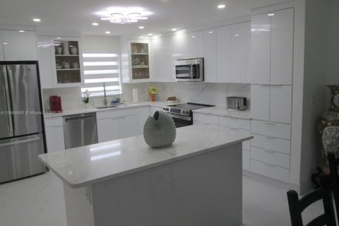 Condo in Pembroke Pines, Florida, 2 bedrooms  № 2019717 - photo 4